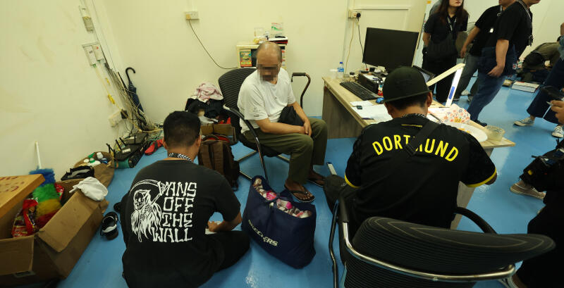 (已签发)柔:狮城二三事:警夜捣非法网赌集团 7男女受查 最小17岁