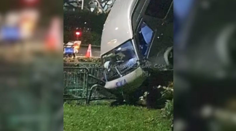 (已签发)柔:狮城二三事:货车疑打滑撞栏杆 车尾悬半空