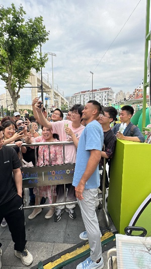 （已签发）柔：狮城二三事：雄狮门将哈山抵沪 引发追星潮