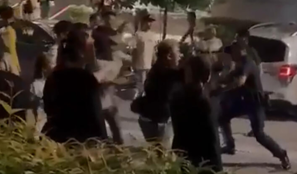 (已签发)柔:狮城二三事:马路上拳脚相向 两帮私会党深夜聚众闹事