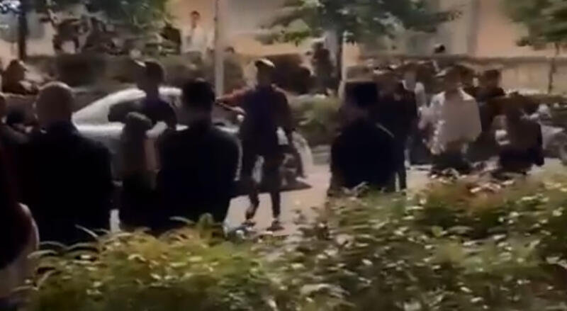 (已签发)柔:狮城二三事:马路上拳脚相向 两帮私会党深夜聚众闹事