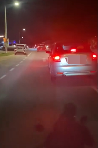 (已签发)柔:视频:骑士边追车边喊“撞后逃”,警方:涉2摩托车寻汽车司机助查