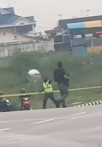 (已签发,先供网)全国:传新山市区警追匪现枪战 警方调查中尚未回应