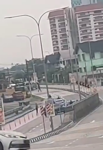 (已签发,先供网)全国:传新山市区警追匪现枪战 警方调查中尚未回应