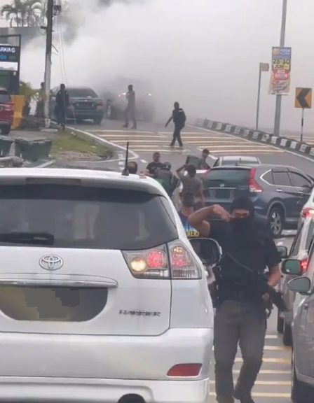 (已签发,先供网)全国:传新山市区警追匪现枪战 警方调查中尚未回应