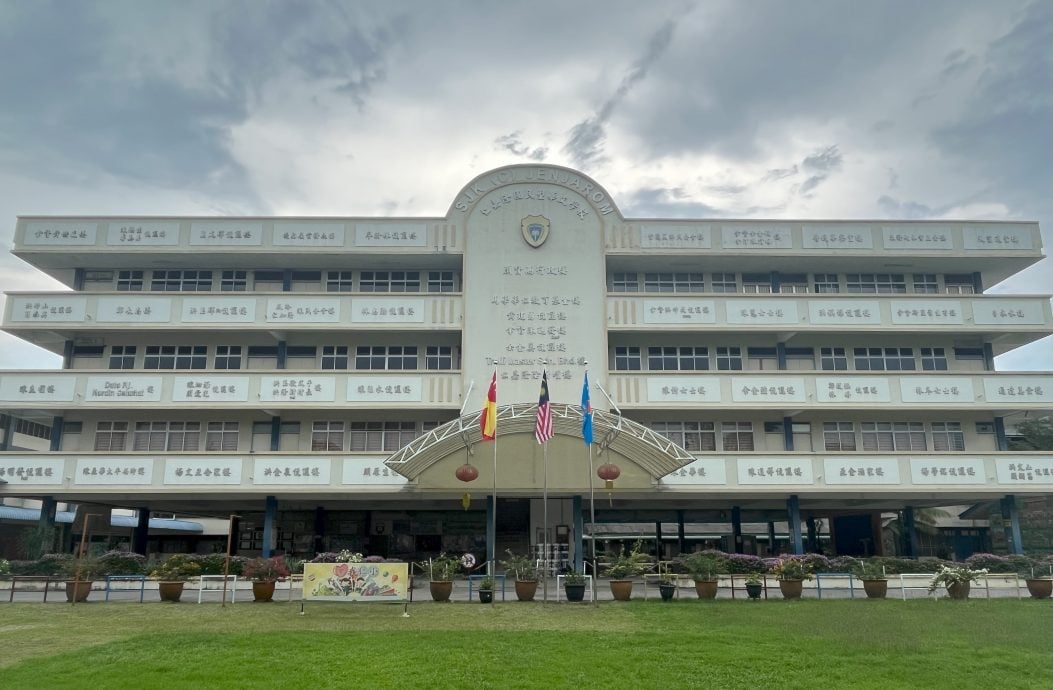 (早报头)大都会/筹300万建智慧楼 仁小1123华教义演