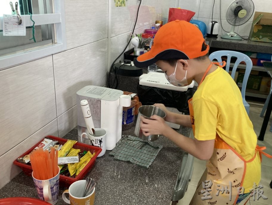 (有劳编辑签发)柔:封面:Reach Cafe首日投入运作