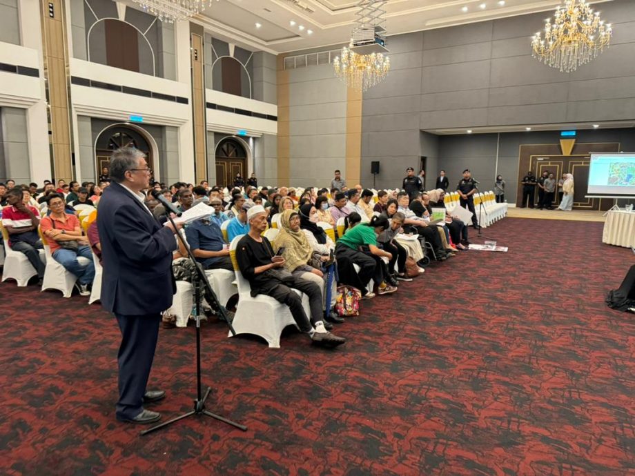 （版3头）大都会：300居民出席听证会 黄瑞林保证听取民意/9图