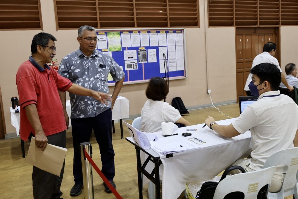 （版4头）大都会/增江淡峇汉木屋区搬迁计划抽签仪式首日 余保凭周身蚁沦为箭靶