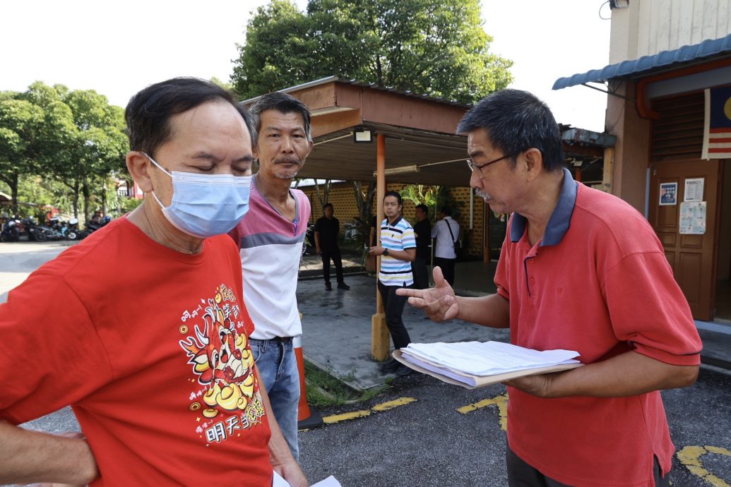 （版4头）大都会/增江淡峇汉木屋区搬迁计划抽签仪式首日 余保凭周身蚁沦为箭靶