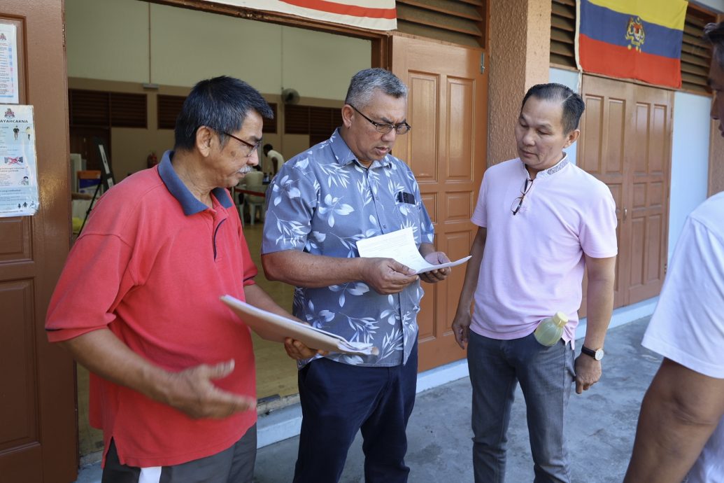 （版4头）大都会/增江淡峇汉木屋区搬迁计划抽签仪式首日 余保凭周身蚁沦为箭靶