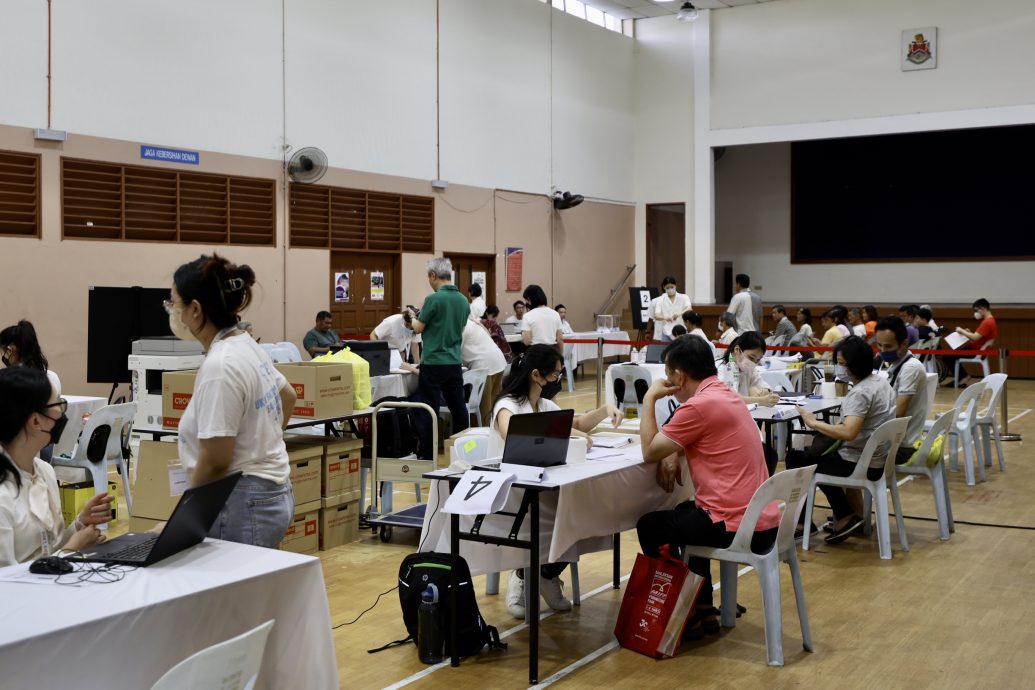 （版4头）大都会/增江淡峇汉木屋区搬迁计划抽签仪式首日 余保凭周身蚁沦为箭靶