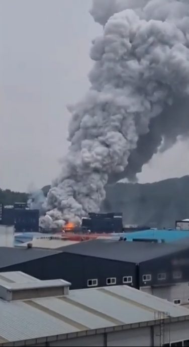 (视频)韩锂电池工厂大火已致1死6人伤、19人受困 伤亡恐增加