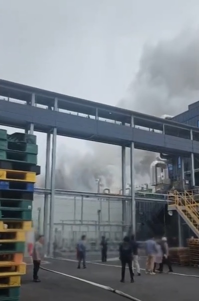 (视频)韩锂电池工厂大火已致1死6人伤、19人受困 伤亡恐增加