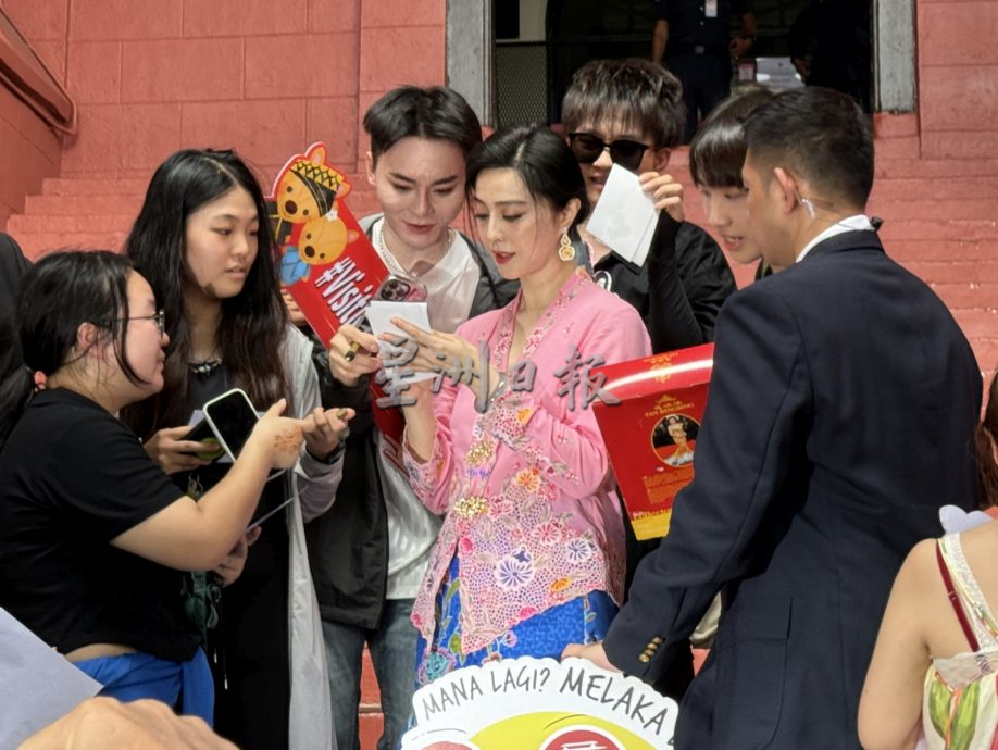 装亮相古城！粉丝嗨翻天