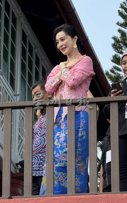 惹装亮相古城！粉丝嗨翻天