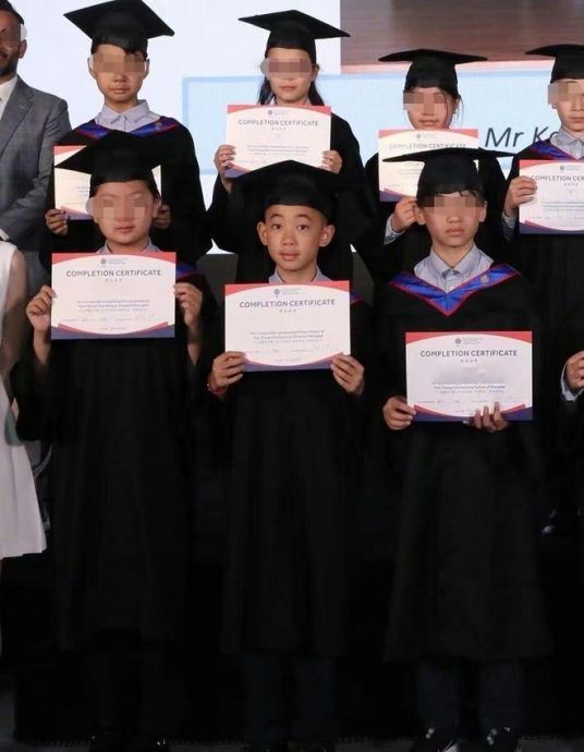 Jasper小学毕业 戴牙箍表情呆萌