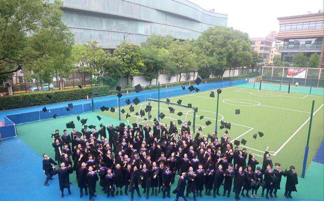 Jasper小学毕业 戴牙箍表情呆萌