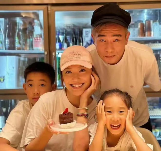 Jasper小学毕业 戴牙箍表情呆萌