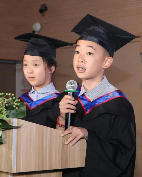 Jasper小学毕业 戴牙箍表情呆萌