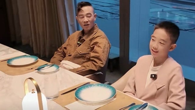 Jasper晒流利法语 陈小春夸“外交部就靠你了”