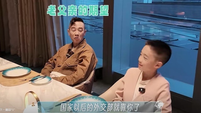 Jasper晒流利法语 陈小春夸“外交部就靠你了”