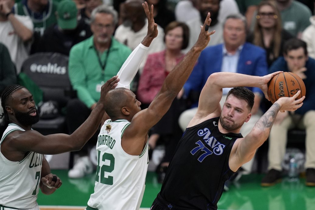 NBA总决赛| 18分差大胜独行侠 塞尔蒂人强势拔头筹