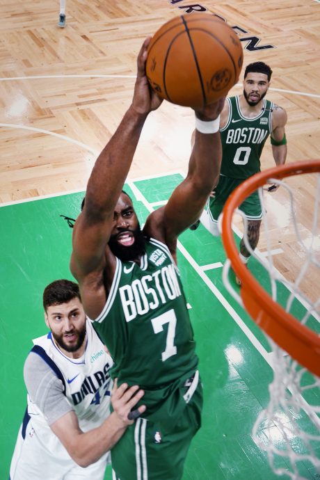 NBA总决赛| 擒独行侠阔别16年再封王 绿衫军18冠笑傲联盟