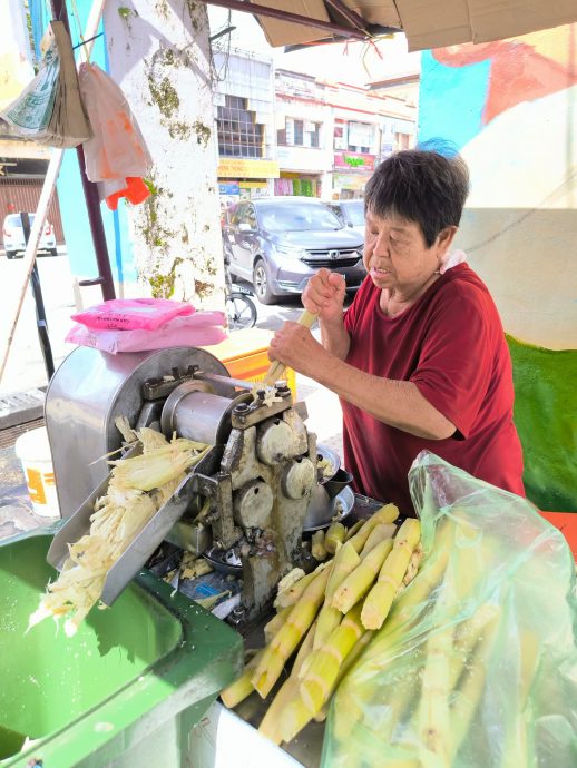 ns芙蓉/卖椰水甘蔗水50多年 女小贩成壁画代表人物