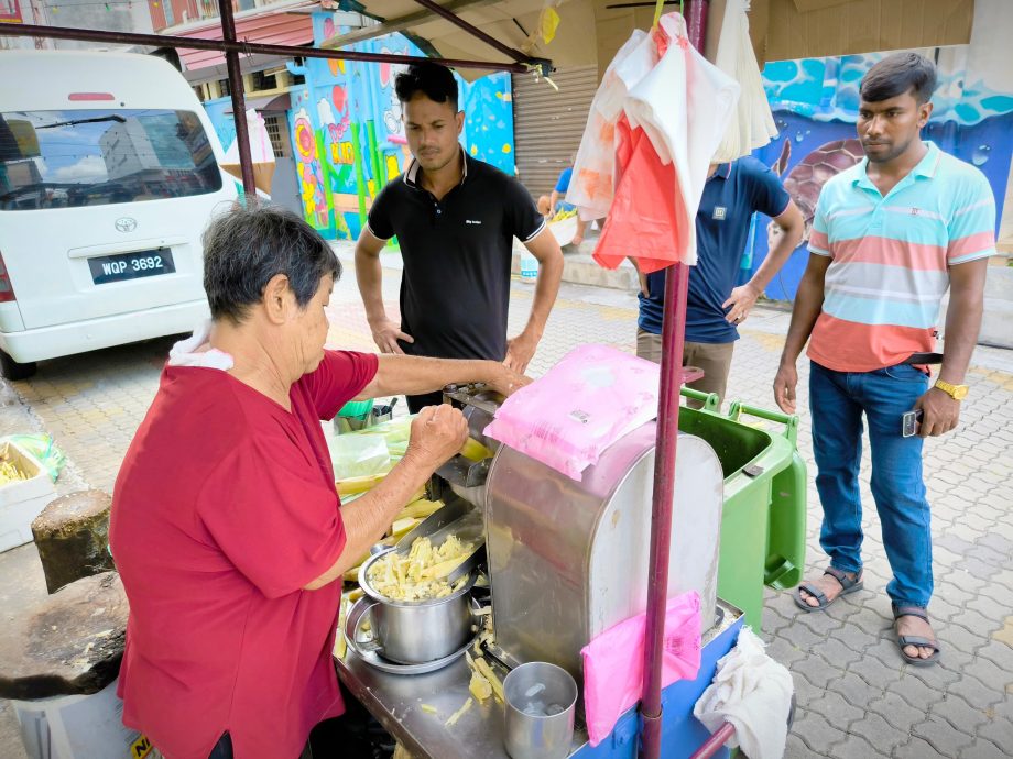 ns芙蓉/卖椰水甘蔗水50多年 女小贩成壁画代表人物