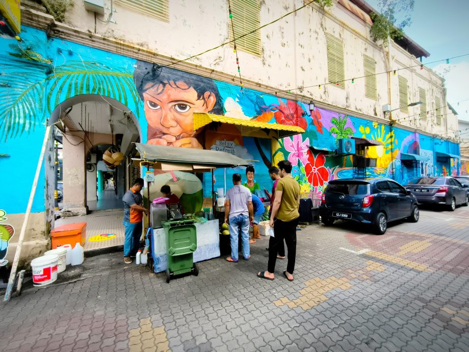 ns芙蓉/卖椰水甘蔗水50多年 女小贩成壁画代表人物