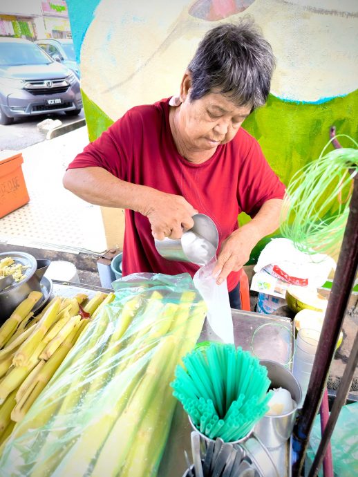 ns芙蓉/卖椰水甘蔗水50多年 女小贩成壁画代表人物