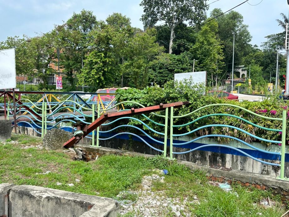 NS芙蓉／芙公市排水沟垃圾过滤网损坏 堆积垃圾 