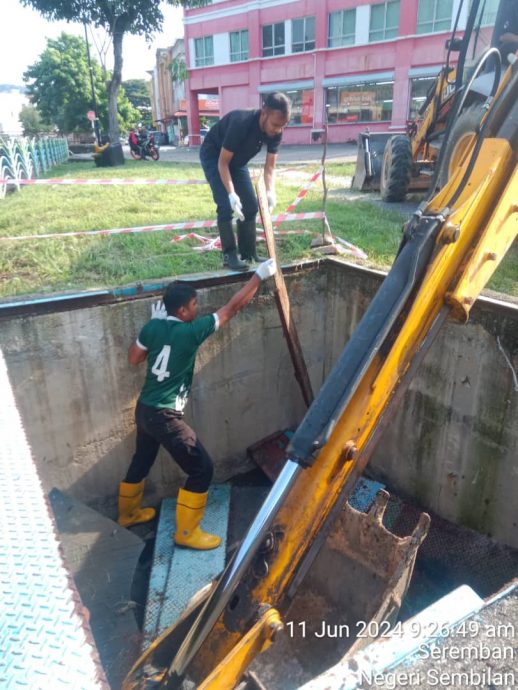 NS芙蓉／芙公市排水沟垃圾过滤网损坏 堆积垃圾 