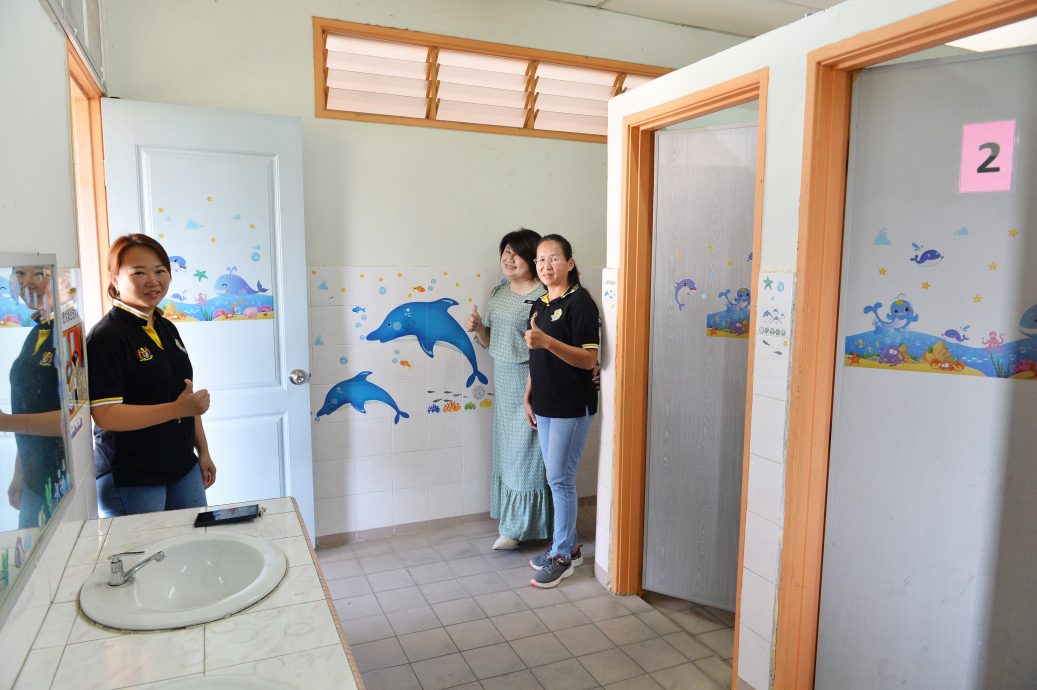NS芙蓉：文丁中华小学厕所贴上海洋主题贴纸，消除学生对上厕所的恐惧感
