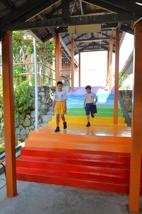 NS芙蓉：文丁中华小学厕所贴上海洋主题贴纸，消除学生对上厕所的恐惧感