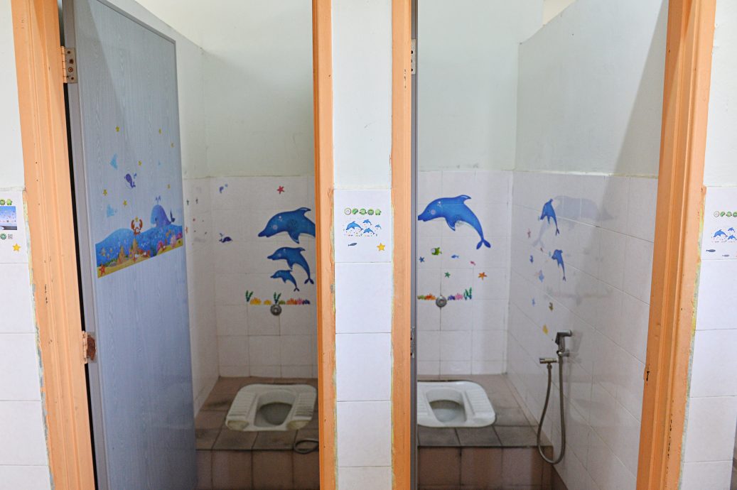 NS芙蓉：文丁中华小学厕所贴上海洋主题贴纸，消除学生对上厕所的恐惧感