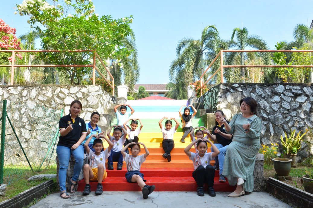NS芙蓉：文丁中华小学厕所贴上海洋主题贴纸，消除学生对上厕所的恐惧感