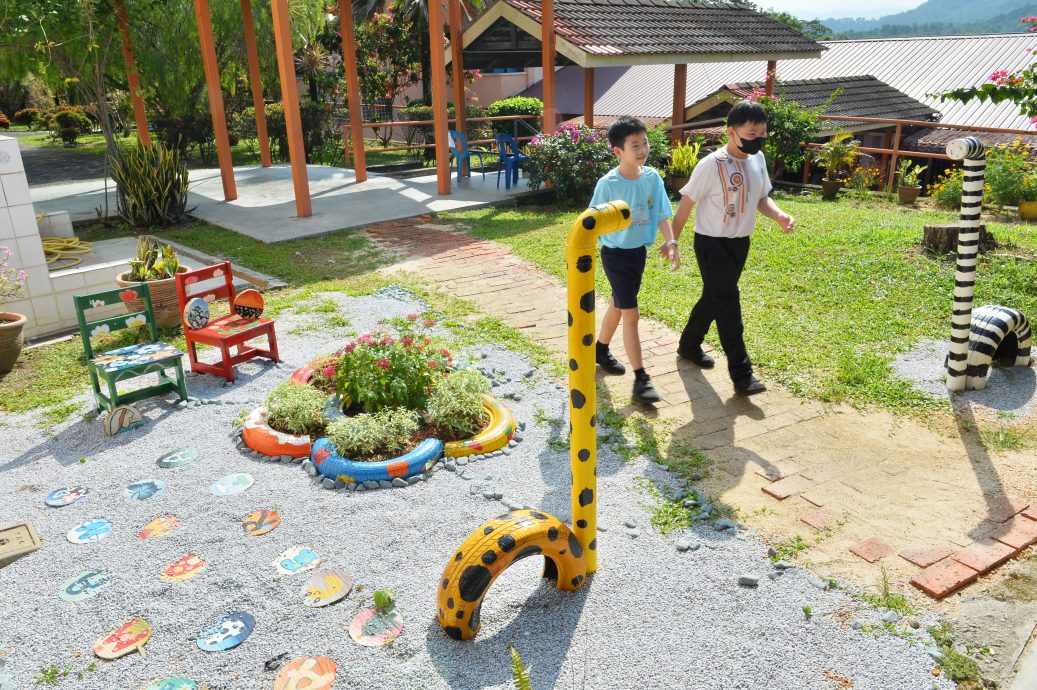NS芙蓉：文丁中华小学厕所贴上海洋主题贴纸，消除学生对上厕所的恐惧感
