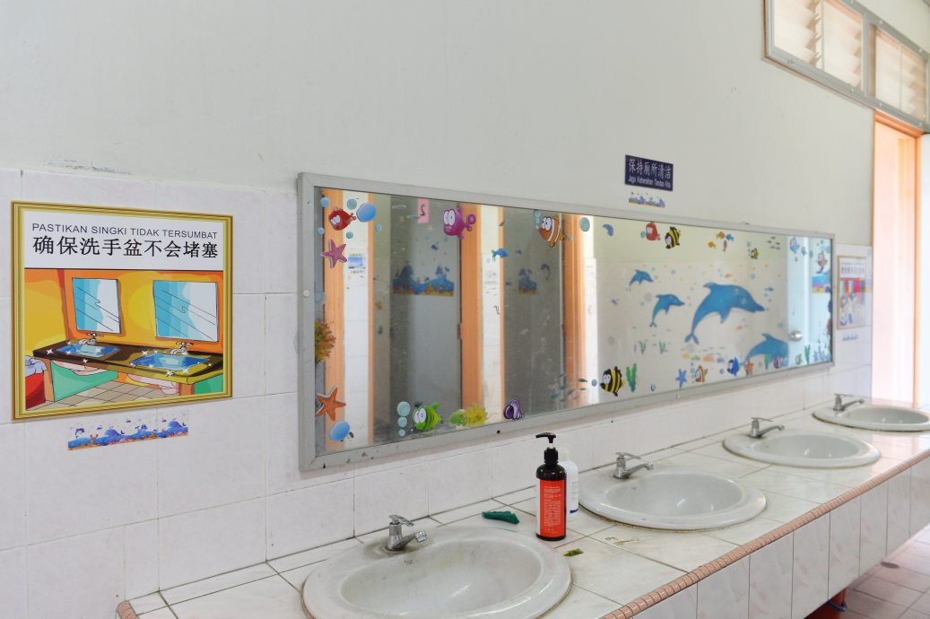 NS芙蓉：文丁中华小学厕所贴上海洋主题贴纸，消除学生对上厕所的恐惧感