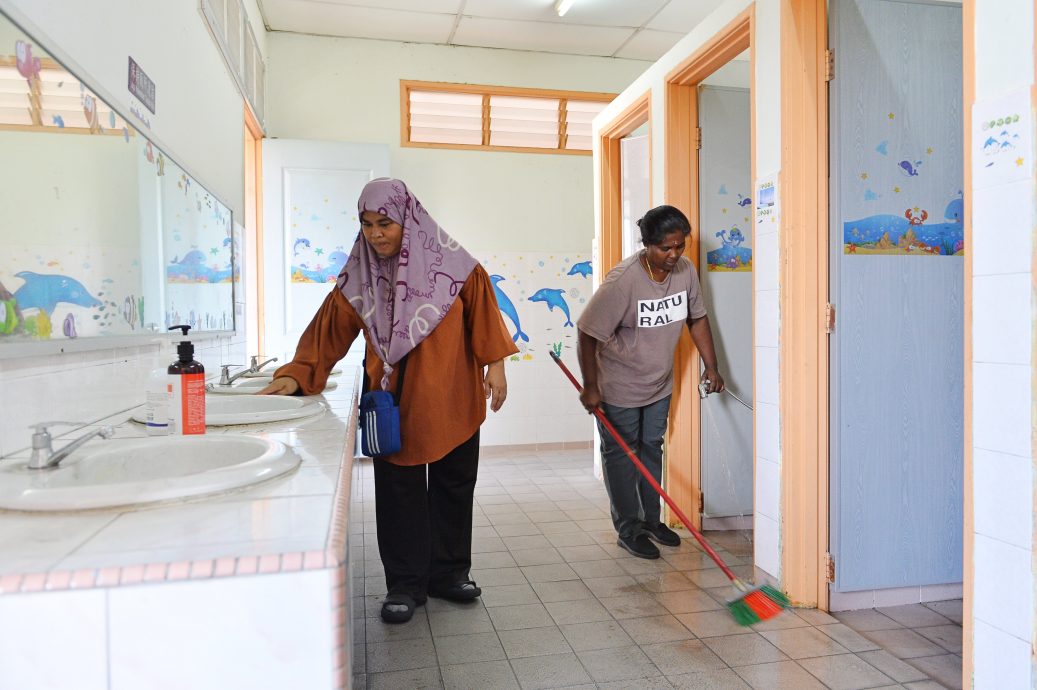NS芙蓉：文丁中华小学厕所贴上海洋主题贴纸，消除学生对上厕所的恐惧感