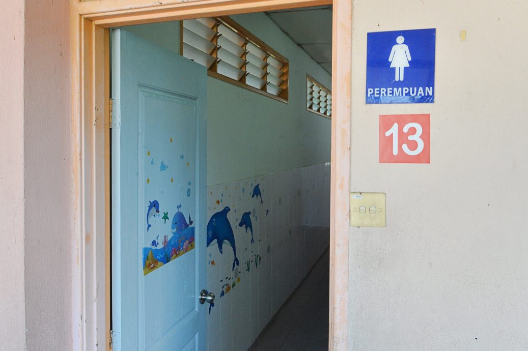 NS芙蓉：文丁中华小学厕所贴上海洋主题贴纸，消除学生对上厕所的恐惧感