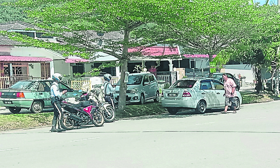 NS马口:总是有人违规泊车,交警频到万乐镇开罚单