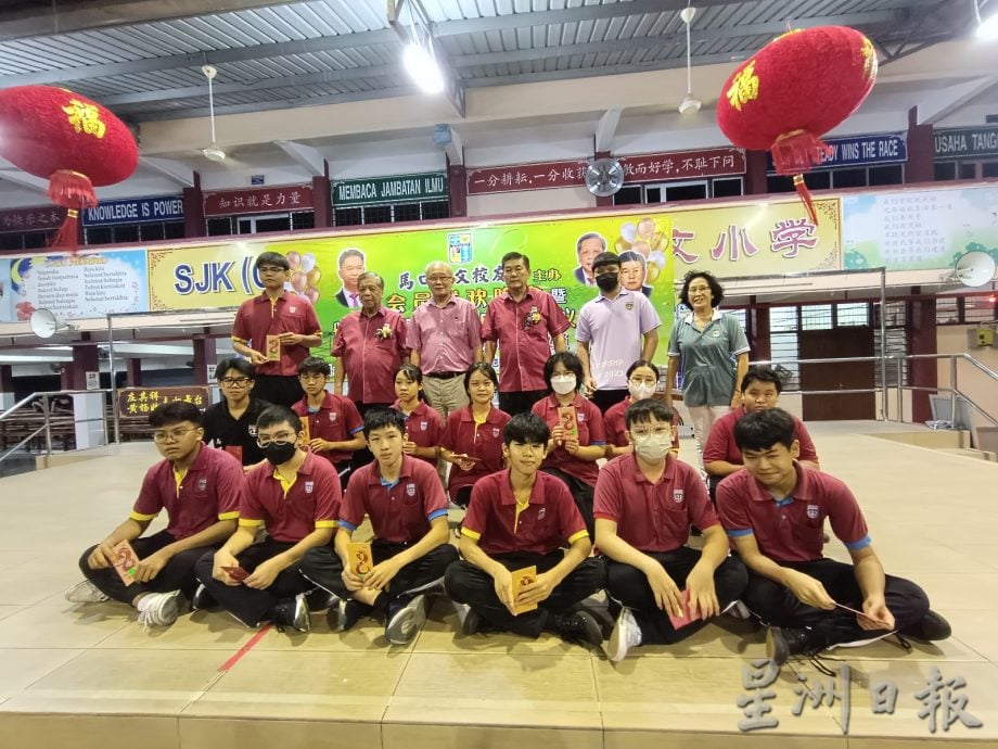 NS马口/马口启文校友会助学金获张聒翔“加码”每人100令吉,60名学生受惠