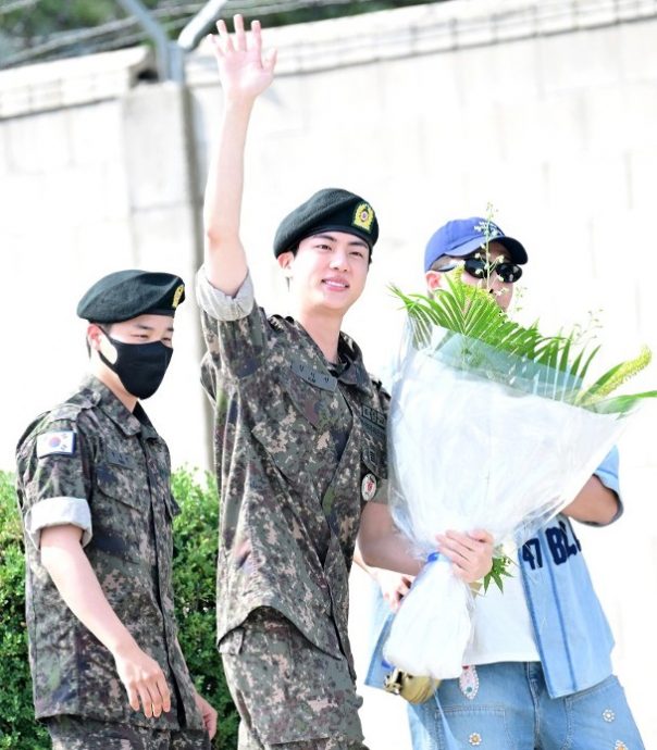 RM吹色士风接风 Jin退伍BTS 7人合体