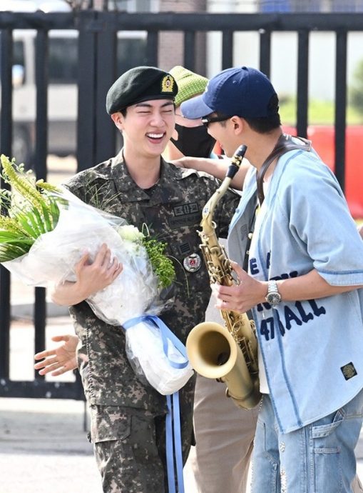 RM吹色士风接风 Jin退伍BTS 7人合体