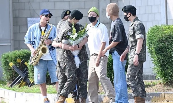 RM吹色士风接风 Jin退伍BTS 7人合体