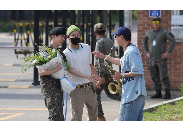 RM吹色士风接风 Jin退伍BTS 7人合体