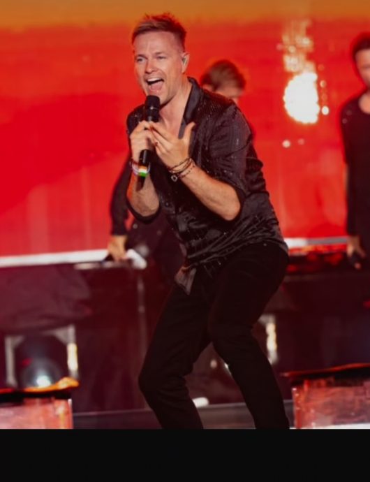 Westlife撂国语互动出包 发音不准全靠“摔”