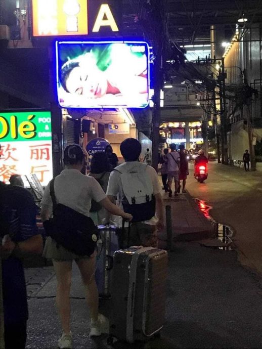 2游客用行李箱压死小猫 泰国网民暴怒发文找人!